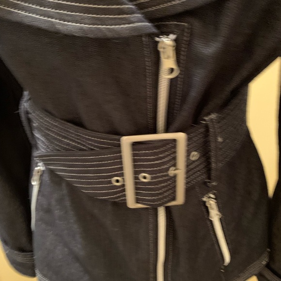 Robert Louis Wide Lapel Jean Jacket with Belt and contrasting trim - Picture 6 of 12